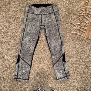 Lululemon capri Stylish Black and Gray Patterned Leggings